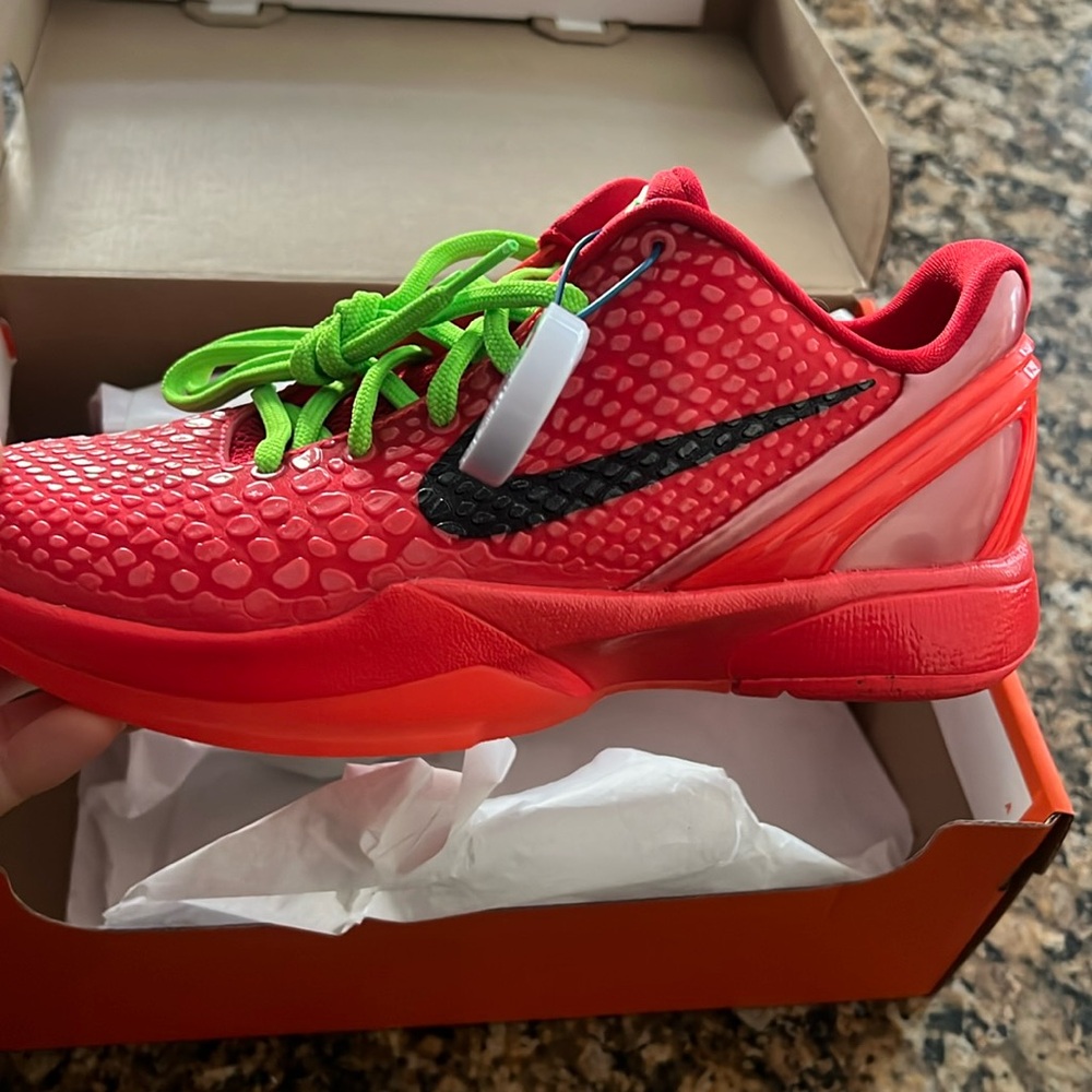 Kobe grinch reverse size 4Y basketball sneakers. Brand new in box. Authenticated